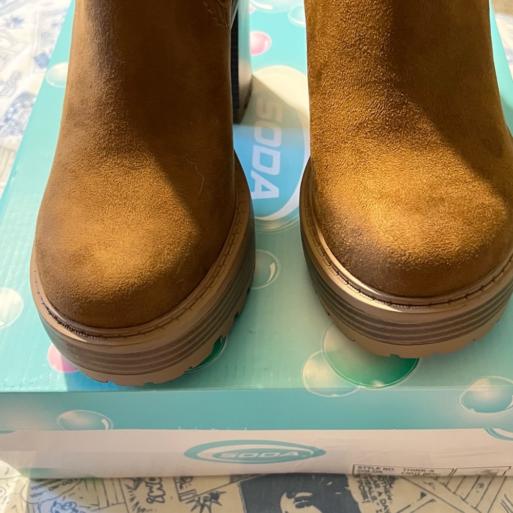 Sasha Platform chelsea bootie.